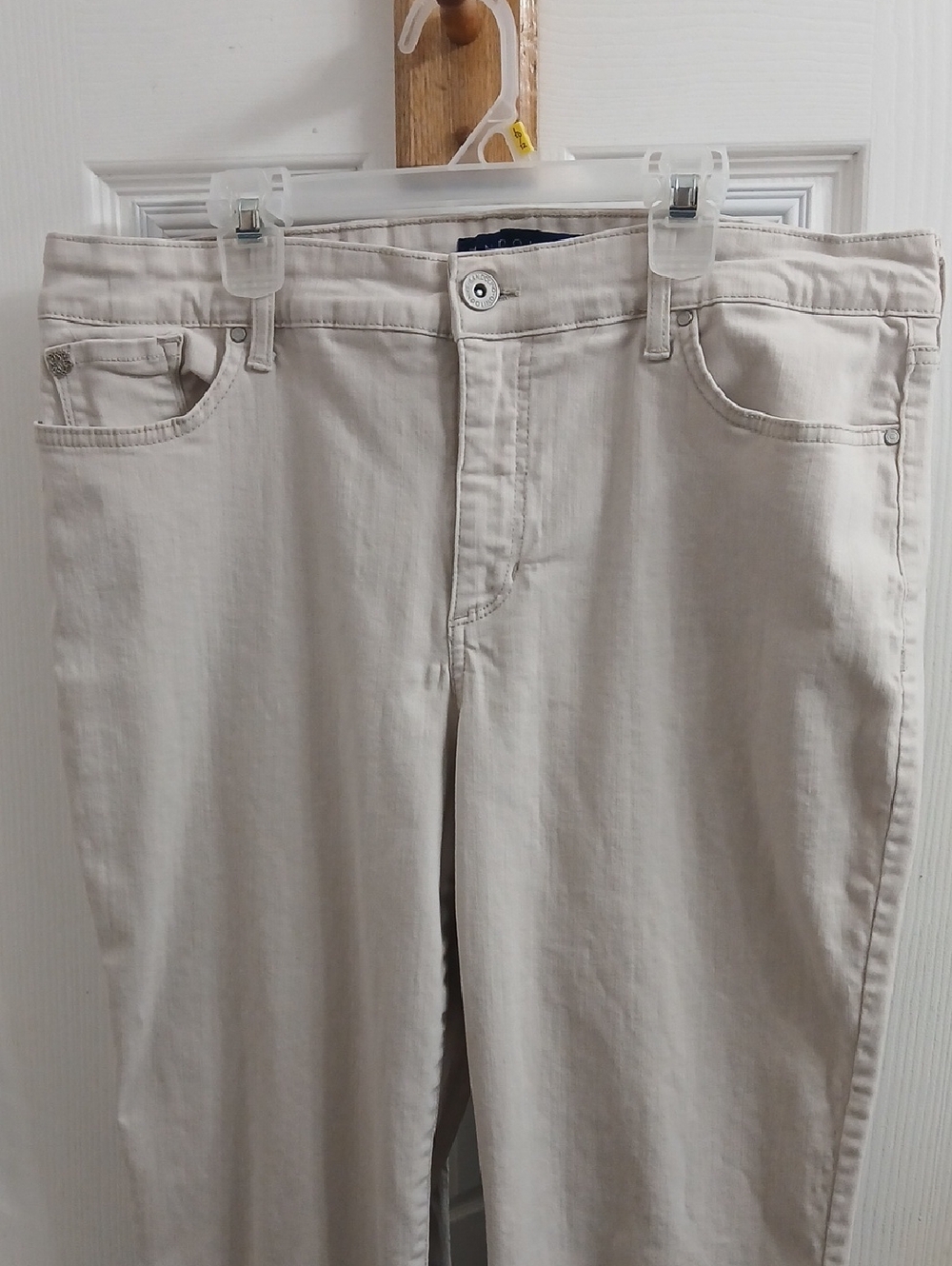 Bandolino Cream Straight-Leg Jeans Size 14 - Picture 2 of 10